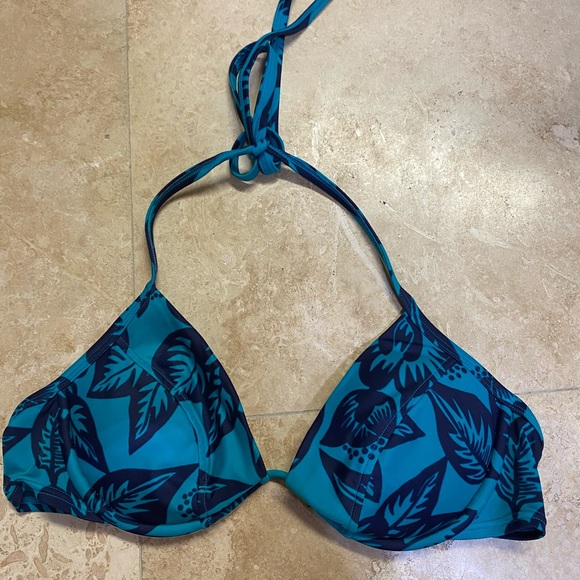 Victoria’s Secret 34C push up bikini top - Picture 2 of 2